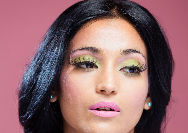 Fotografía de modelo en estudio profesional