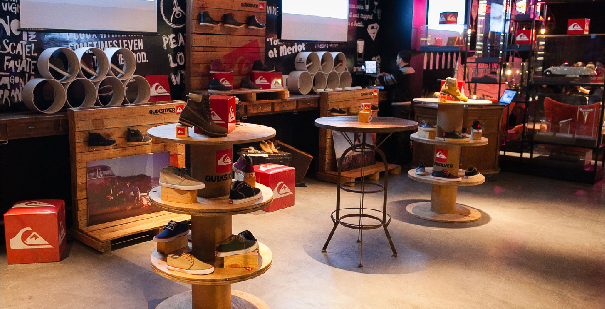 showroom quiksilver roxy exhibidores mobiliario